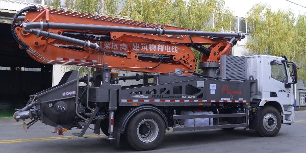 小身材大方量，32米泵車五節(jié)臂架，和大泵車一樣的動力