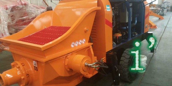 混凝土泵運(yùn)轉(zhuǎn)時(shí)，在料斗內(nèi)添加水和水泥砂漿的目的是什么？