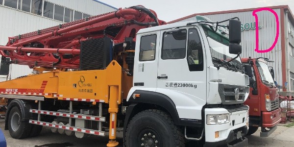 小型混凝土泵車泵送水泥是什么原理？