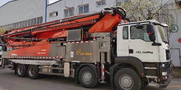 科尼樂58米泵車針對(duì)大型施工而設(shè)計(jì)，適合多種工地工況
