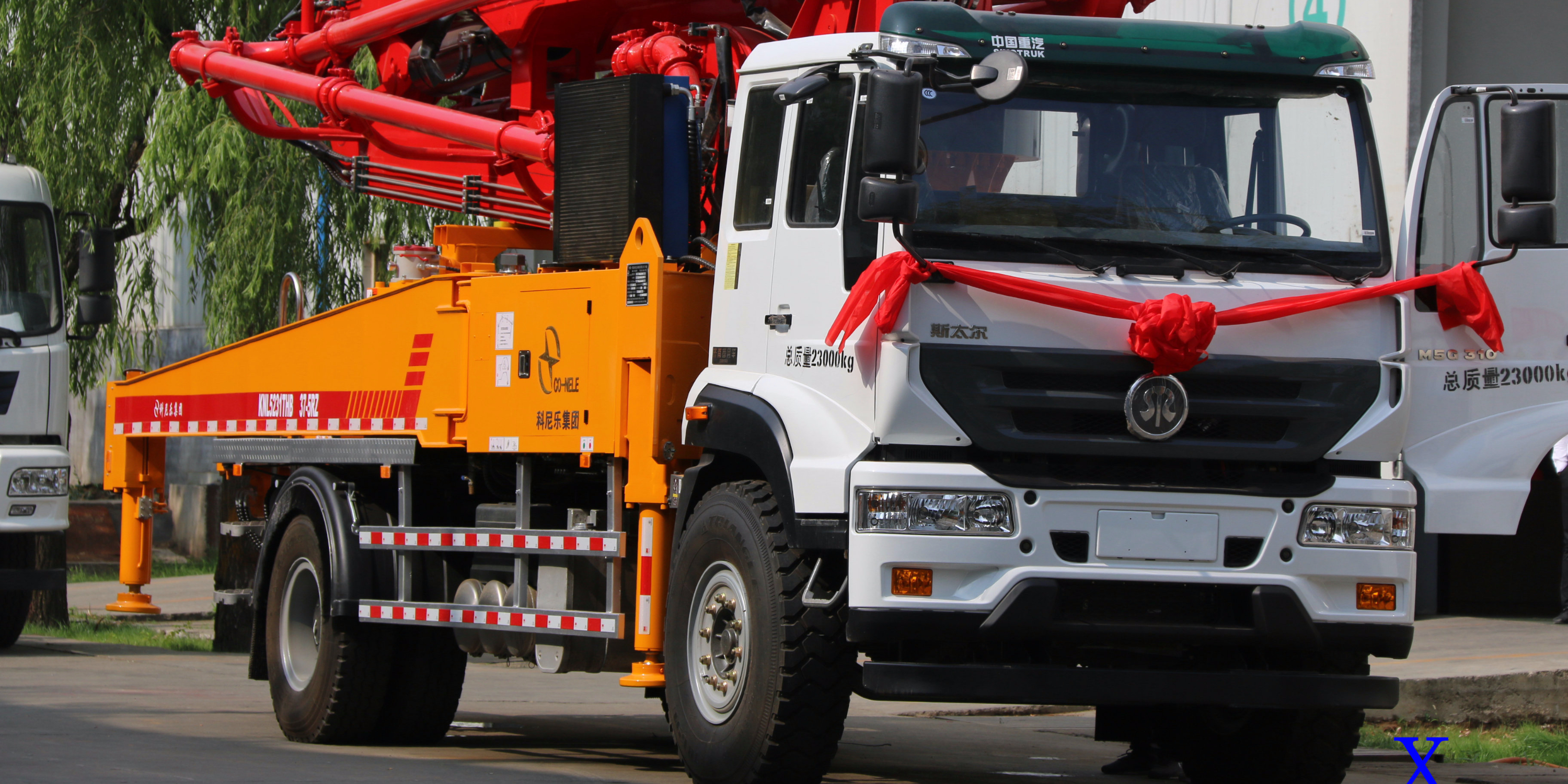 操作小型泵車(chē)的臂架，需要注意什么