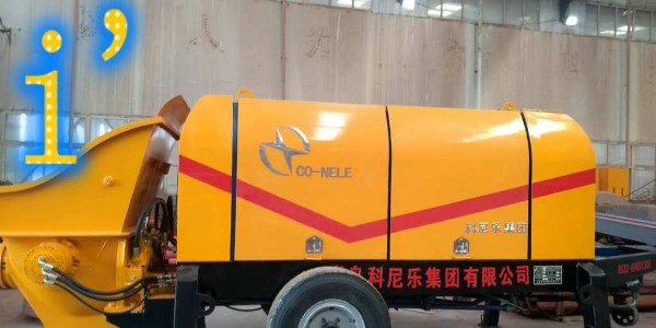 為什么在安置混凝土輸送泵時，要在機架底部墊木塊？