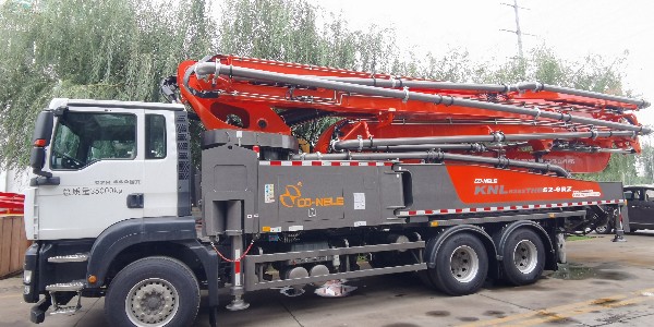 泵車在展開(kāi)臂架時(shí)要小心